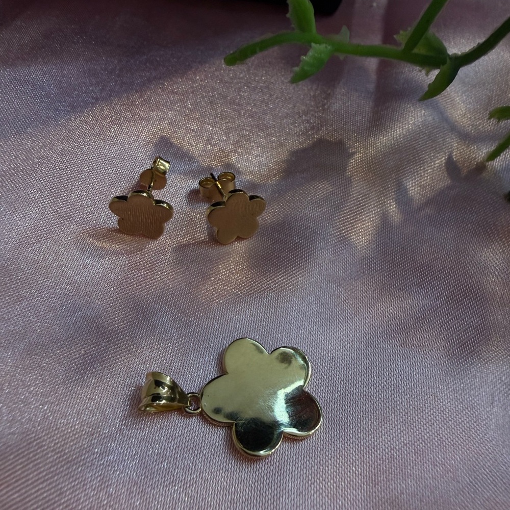 Gold Flower Pendant and Earring Set 18 karats gold